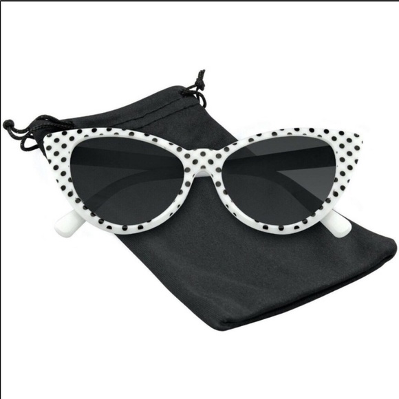 ShopEvelynne Accessories - Retro chic cat eyes polka dot sunglasses